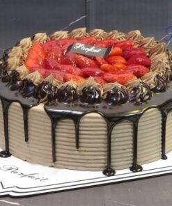 كيك كريمة وفريز ١٠ لشخاص