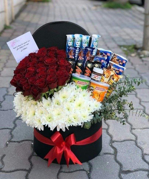 تنسيقة ورد جوري أحمر وأبيض وشوكولا