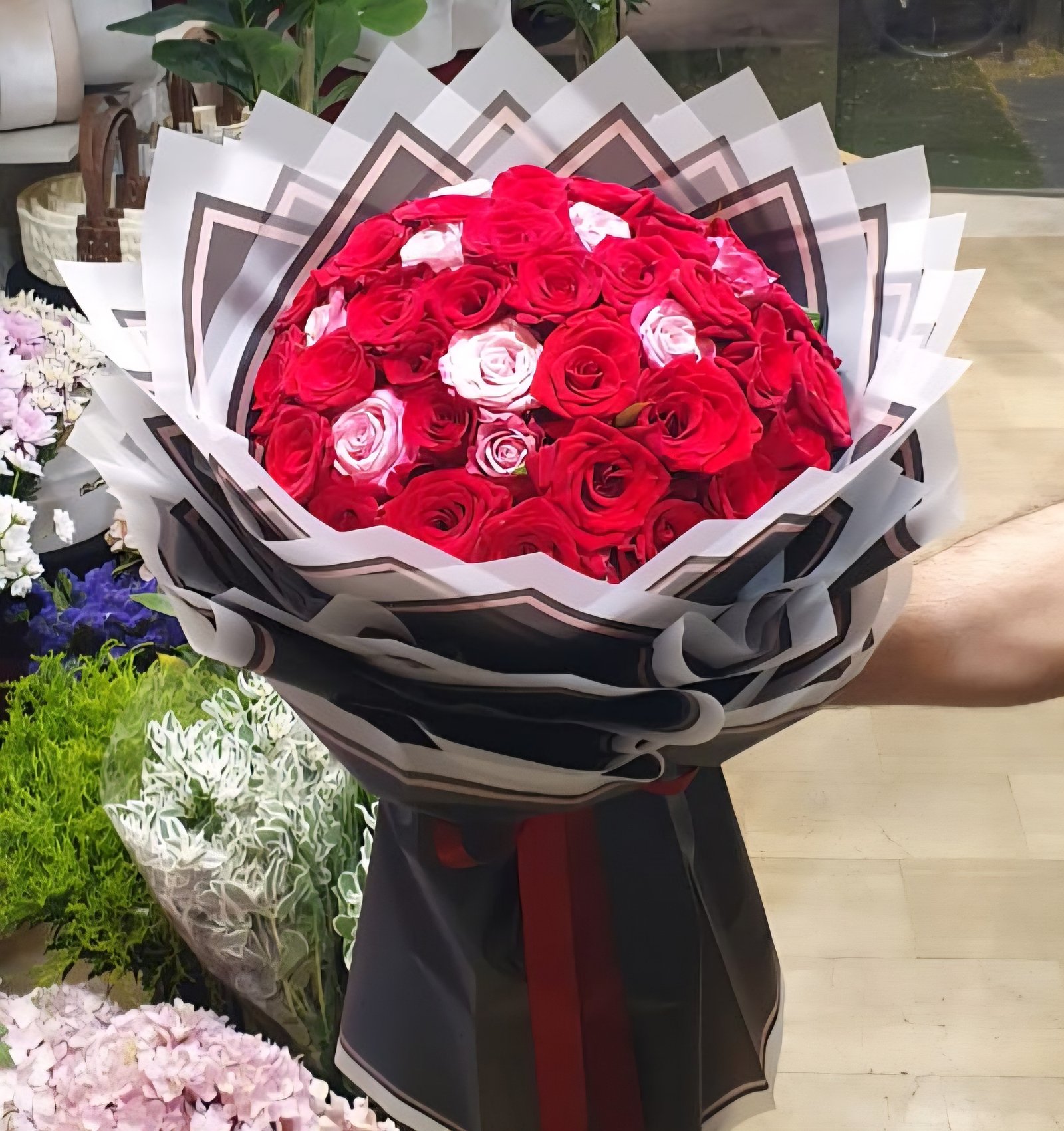 باقة لمسة الغرام – جوري أحمر بلمسات وردية
